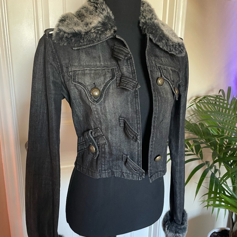 Stylish Black Denim Jacket with Faux Fur Trim